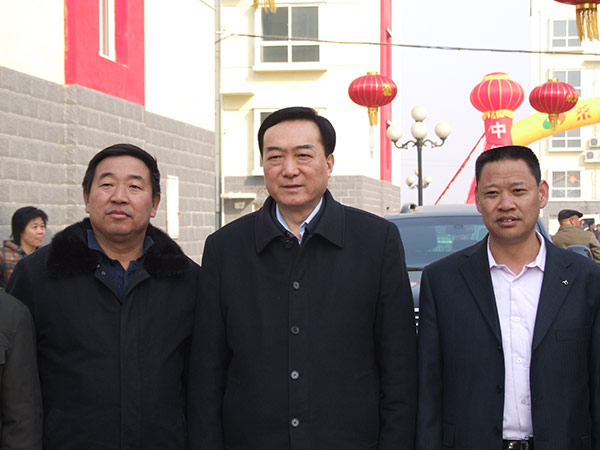 原河北省省长陈全国到S36沙龙国际线缆集团视察，，，，，，，并与黄儿营西村党委书记宁小五、S36沙龙国际线缆集团董事长雷国玺合影留念。。。。。。。